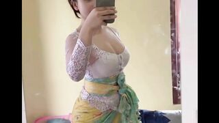 Cewe ini body-nya padet banget