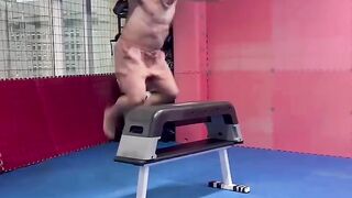 Latihan dan gusti di gym