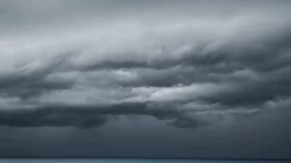 Laut pirus dan awan yang mengancam