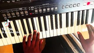 How to play a piano keyboard