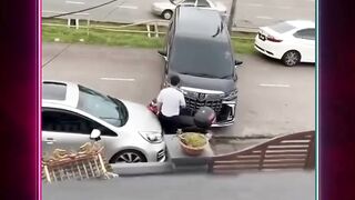Rekaman video amatir yang memperlihatkan aksi brutal sebuah mobil