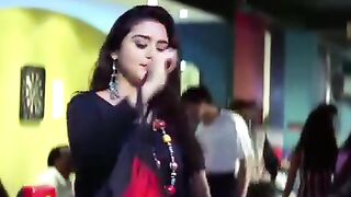 Dekhta rahe tum paise nikaloo