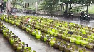 A rather exhausting gas queue.