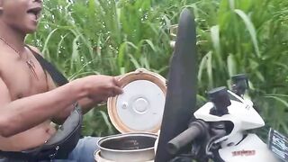 Makan nasi naik motor