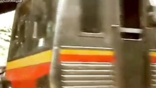 Hari ini kita nostalgia dulu perjuangan naik KRL Jakarta Bogor. Punya cerita apa dengan suasana ini?