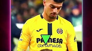 Momen Ramah Pemain Pada Maskotnya