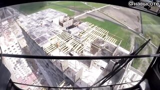 Why doesnt the tower crane fall?!