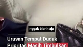 Perdebatan penumpang lansia dan penumpang muda terjadi di bus TransJakarta.