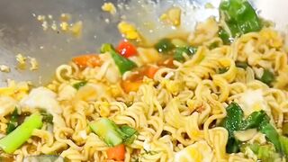 RESEP MIE NYEMEK SPESIAL PAKE TELOR
