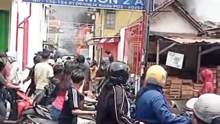 Gudang penyimpanan onderdil sepeda motor di Jalan Petemon, Surabaya