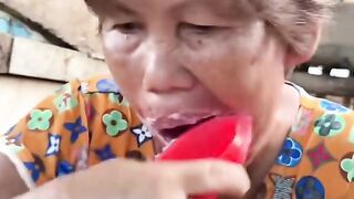 Kakaiba ang kanyang toothbrush hahahah