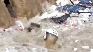 Warga Rancajawat, Indramayu, digegerkan dengan penemuan mayat mengambang di Sungai Cipelang