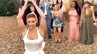 Other bouquet toss reactions but the last one .mp4