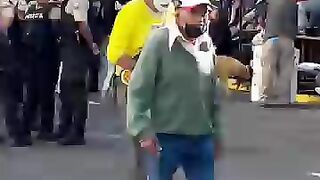 Mimo en el desfile de Ambato.mp4