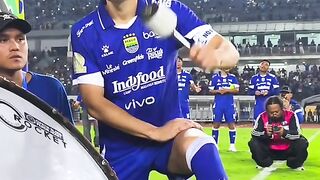 Totalitas Tyronne del Pino! Momen Seru Bareng Bobotoh Usai Laga