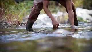 He catches 200 kilos of fish every day with his slide technique. rampewild.