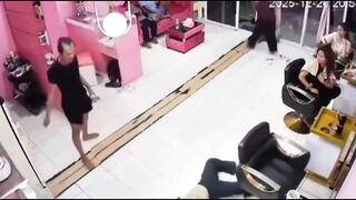 Viral rekaman CCTV memperlihatkan dugaan penganiayaan terhadap kasir salon di Pohuwato.