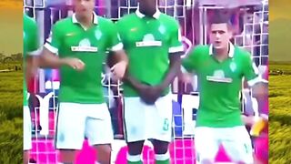 Ketika semua fokus ke bola, Müller fokus ke pikiran lawan. Satu tipuan, satu gol.