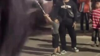 Aksi nekat bikin panik! Seorang pria