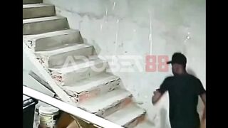 Abangnya naik tangga buru-buru amat.