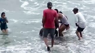 Dua remaja perempuan terseret ombak saat mandi di Pantai Cukuh Batu, Tanggamus.