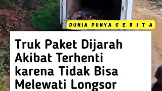Sebuah truk pengantar paket dijarah warga di kawasan Batu Lubang, Sibolga.