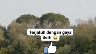 Terjatuh dengan gaya Selfi