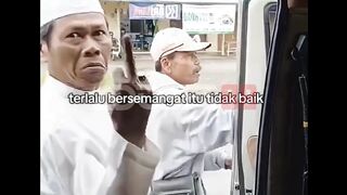 Udah tua tapi semangatnya kebablasan.