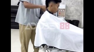 Barber niat naikin kursi dari bawah.