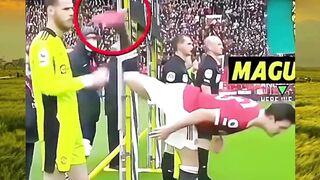 Si Maguire pengen gol ala Giroud.  Latihan scorpion kick, niatnya highlight eh yang kena malah muka Pogba.