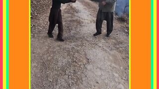 بچے کو شوکت نواز میر کے ساتھ چھیڑ خانی مہنگی پڑ گئی