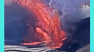 Lava fountains up to 30m high were seen. Hawaii