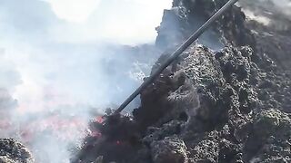 Allopera sullEtna per raccogliere frammenti di lava incandescente direttamente dal canale di lava attivo
