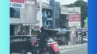 kadang hidup ini cuma perlu di-asikkin, meskipun lagi suram2nya?