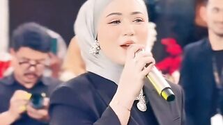 Merdunya suara Fauzana nyanyikan lagu Minang tungkek mambaok Rabah saat acara wedding day