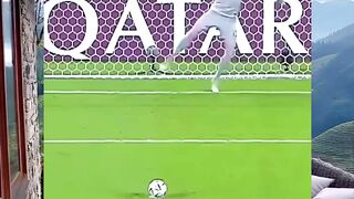 Cara aneh sang kiper memblok penalti!