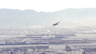 Expertise of this 787 pilot landing in Osaka using the most challenging strategy