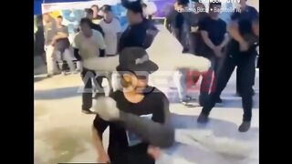 Lagi moshing, niatnya rusuh bareng.