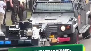 BAK MEDAN PERANG  PERSIJA TIBA DI GBLA DENGAN PENGAWALAN KETAT
