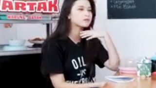Trisha bayar makan pake tulisan kapur warna pink