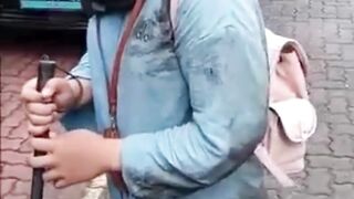 Seorang tunanetra terperosok ke got di area Halte TransJakarta