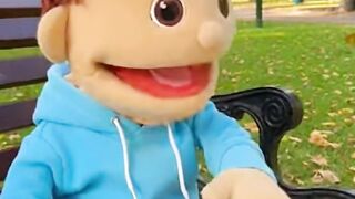 Um boneco sorridente, num parque pega a biblia e lê joão 31