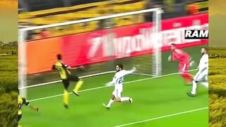 Wasit ikut main, Real Madrid selamat. Sepak bola rasa drama tingkat dewa.