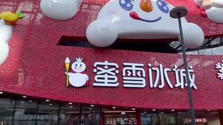 Joining the Crowd at Mixue Hangzhou Flagship Store