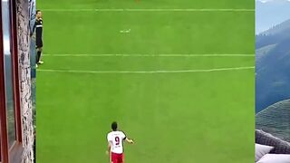 Tendangan bebas di luar nalar!