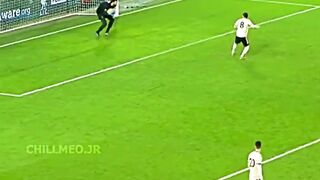 Alisson lempar, Salah gas!