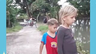 Bocah bule dengan kearifan lokal