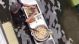 ???? JAKARTA BANJIR, TAHU BULAT TETAP NYALIR! Definisi “pantang pulang sebelum digoreng dadakan”! ????????