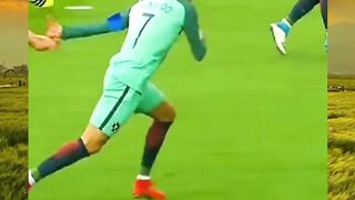 Usia cuma angka. ???????? Cristiano Ronaldo masih bisa gocek, masih bisa bikin bek kaget.