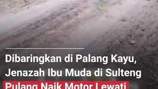 jenazah ibu muda dipulangkan dengan sepeda motor menembus gelapnya malam di Tojo Una-Una, Sulawesi Tengah.
